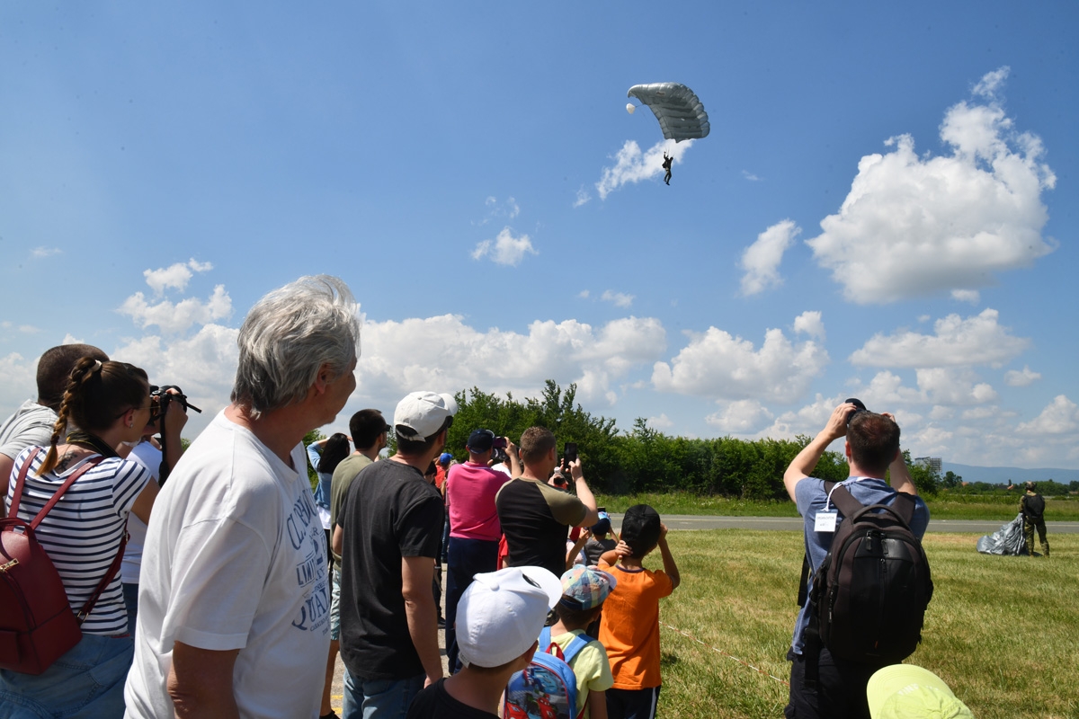 https://www.morh.hr/wp-content/gallery/u-sklopu-dana-otvorenih-vrata-hrz-a-na-aeromitingu-u-velikoj-gorici-posebno-odusevljenje-izazvao-je-nastup-akro-grupe-krila-oluje/wil_8826.jpg