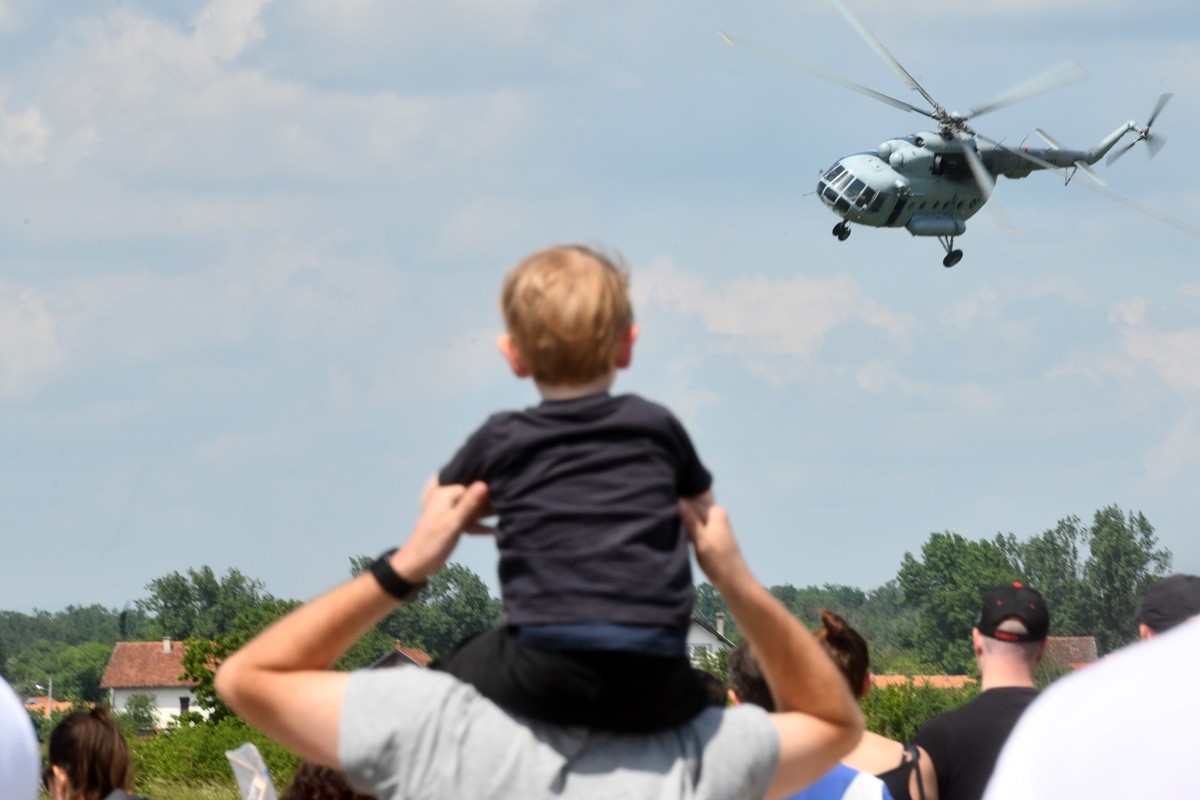 https://www.morh.hr/wp-content/gallery/u-sklopu-dana-otvorenih-vrata-hrz-a-na-aeromitingu-u-velikoj-gorici-posebno-odusevljenje-izazvao-je-nastup-akro-grupe-krila-oluje/wil_8833.jpg