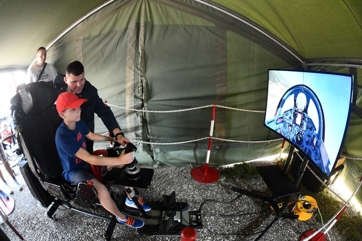 https://www.morh.hr/wp-content/gallery/u-sklopu-dana-otvorenih-vrata-hrz-a-na-aeromitingu-u-velikoj-gorici-posebno-odusevljenje-izazvao-je-nastup-akro-grupe-krila-oluje/wil_8971.jpg
