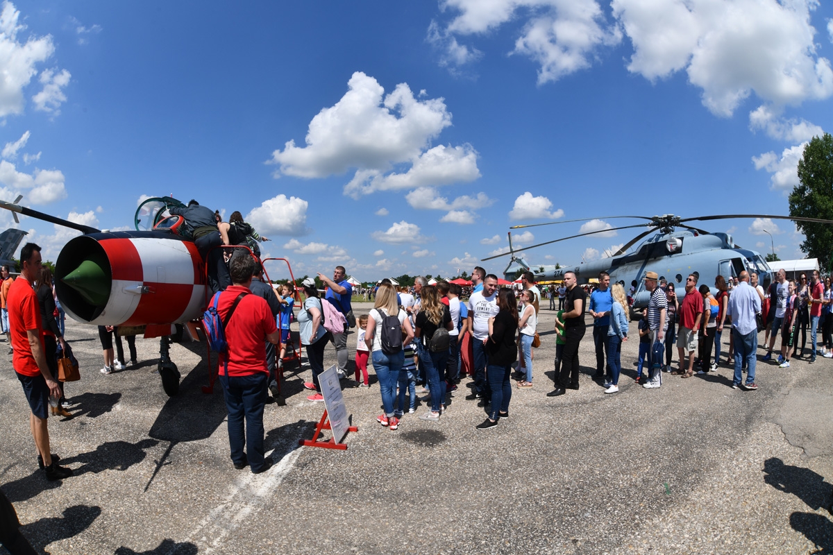 https://www.morh.hr/wp-content/gallery/u-sklopu-dana-otvorenih-vrata-hrz-a-na-aeromitingu-u-velikoj-gorici-posebno-odusevljenje-izazvao-je-nastup-akro-grupe-krila-oluje/wil_9000.jpg
