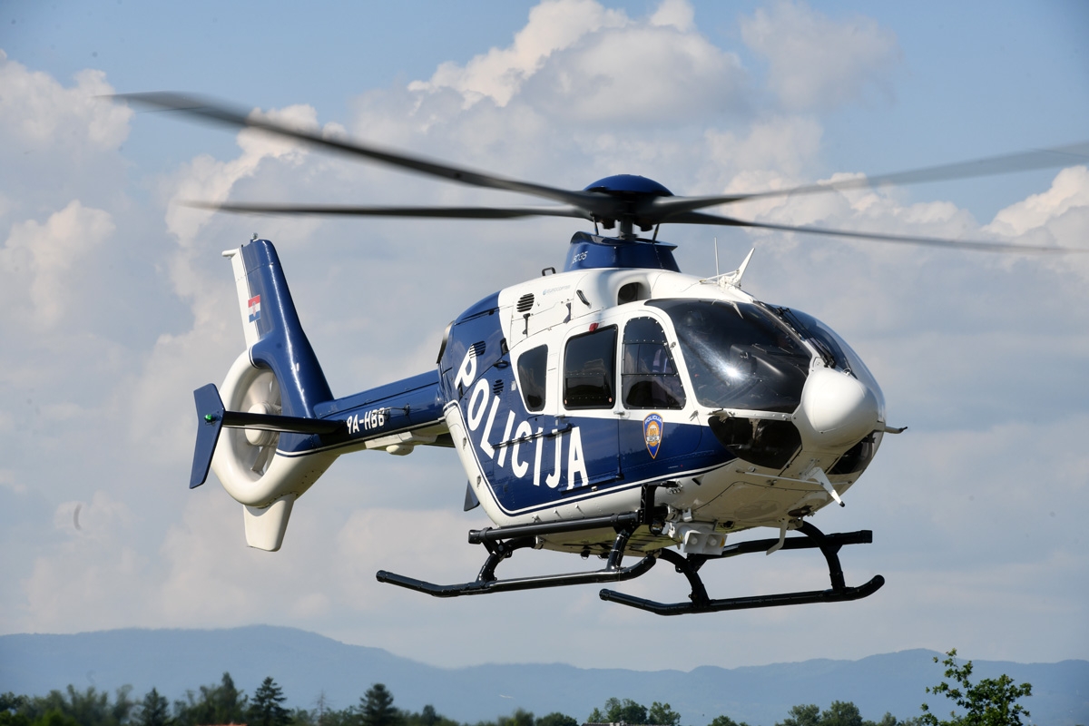 https://www.morh.hr/wp-content/gallery/u-sklopu-dana-otvorenih-vrata-hrz-a-na-aeromitingu-u-velikoj-gorici-posebno-odusevljenje-izazvao-je-nastup-akro-grupe-krila-oluje/wil_9142.jpg