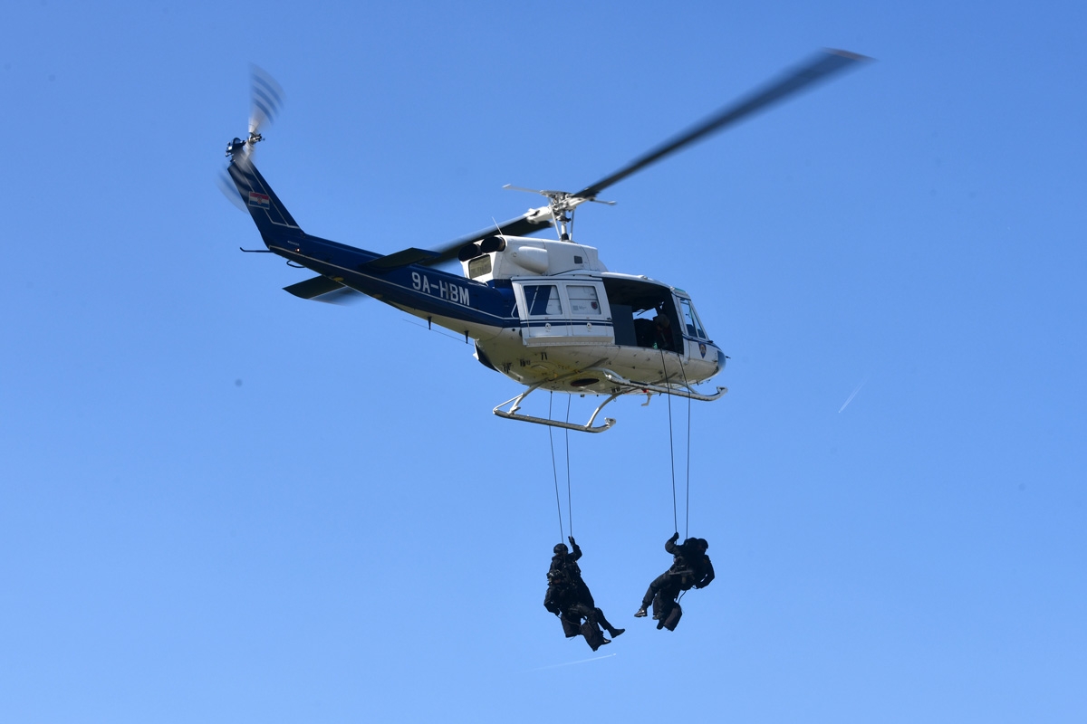 https://www.morh.hr/wp-content/gallery/u-sklopu-dana-otvorenih-vrata-hrz-a-na-aeromitingu-u-velikoj-gorici-posebno-odusevljenje-izazvao-je-nastup-akro-grupe-krila-oluje/wil_9157.jpg