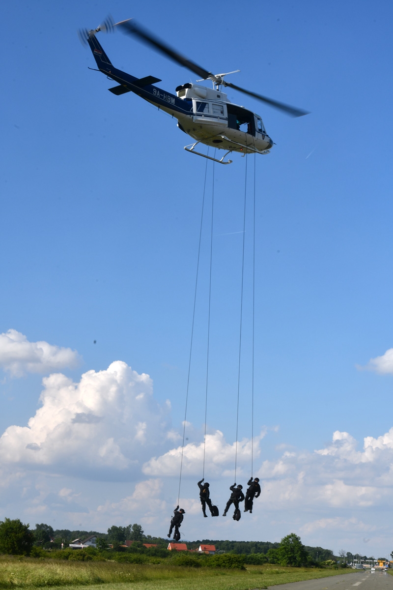 https://www.morh.hr/wp-content/gallery/u-sklopu-dana-otvorenih-vrata-hrz-a-na-aeromitingu-u-velikoj-gorici-posebno-odusevljenje-izazvao-je-nastup-akro-grupe-krila-oluje/wil_9167.jpg