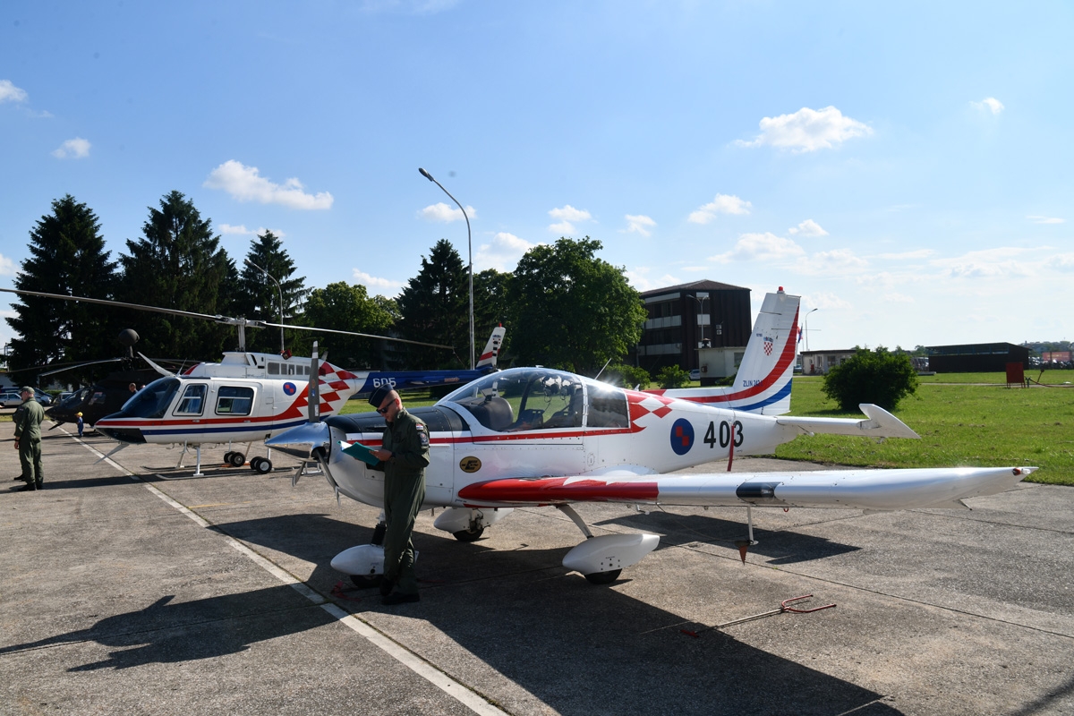 https://www.morh.hr/wp-content/gallery/u-sklopu-dana-otvorenih-vrata-hrz-a-na-aeromitingu-u-velikoj-gorici-posebno-odusevljenje-izazvao-je-nastup-akro-grupe-krila-oluje/wil_9209.jpg