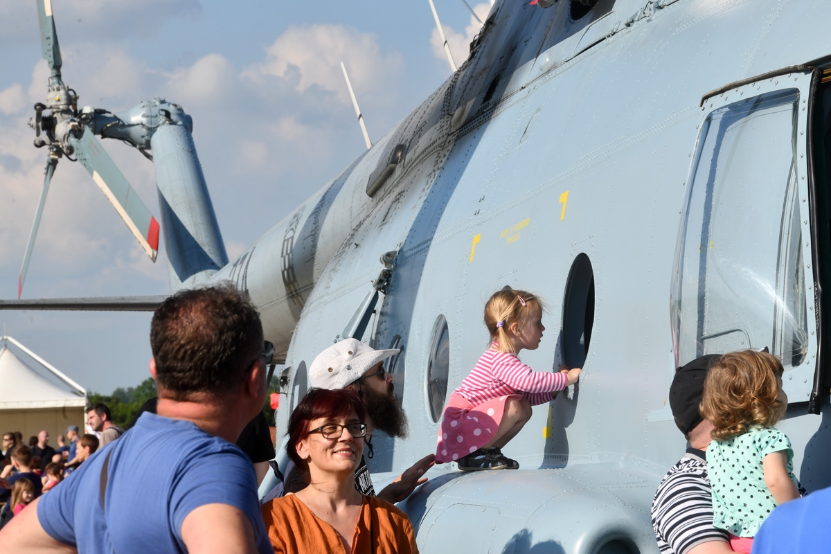 https://www.morh.hr/wp-content/gallery/u-sklopu-dana-otvorenih-vrata-hrz-a-na-aeromitingu-u-velikoj-gorici-posebno-odusevljenje-izazvao-je-nastup-akro-grupe-krila-oluje/wil_9251.jpg