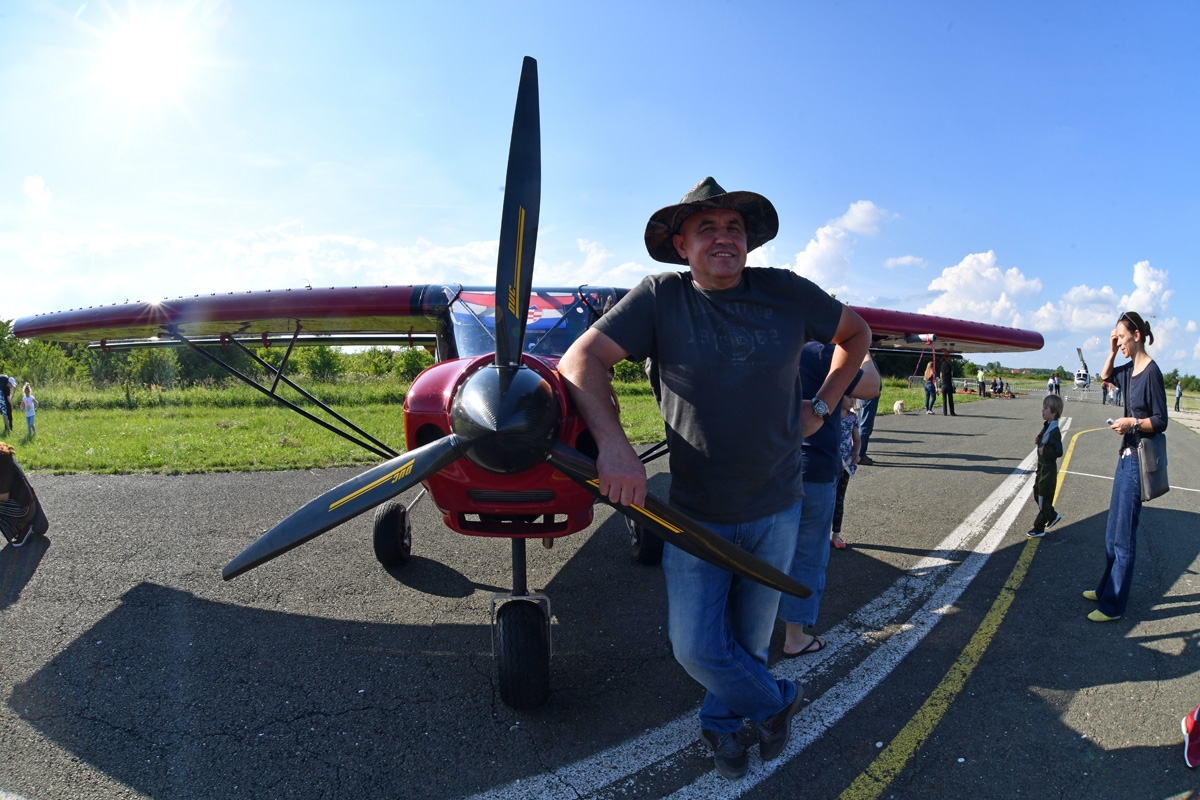 https://www.morh.hr/wp-content/gallery/u-sklopu-dana-otvorenih-vrata-hrz-a-na-aeromitingu-u-velikoj-gorici-posebno-odusevljenje-izazvao-je-nastup-akro-grupe-krila-oluje/wil_9255.jpg