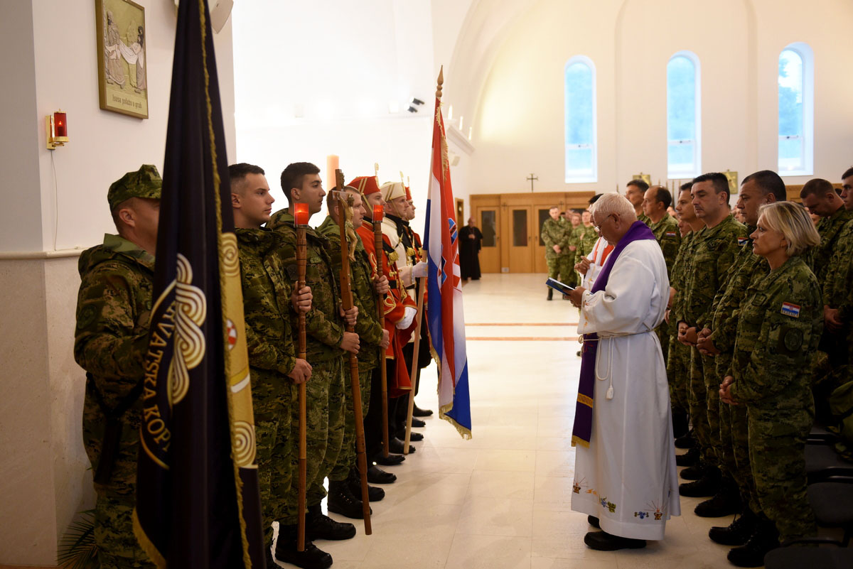 https://www.morh.hr/wp-content/gallery/u-udbini-odrzano-vojno-hodocasce-hrvatske-kopnene-vojske/udbina_11092017_04.jpg