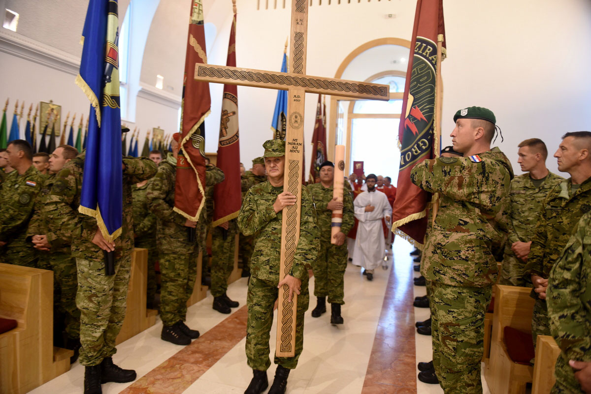 https://www.morh.hr/wp-content/gallery/u-udbini-odrzano-vojno-hodocasce-hrvatske-kopnene-vojske/udbina_11092017_06.jpg