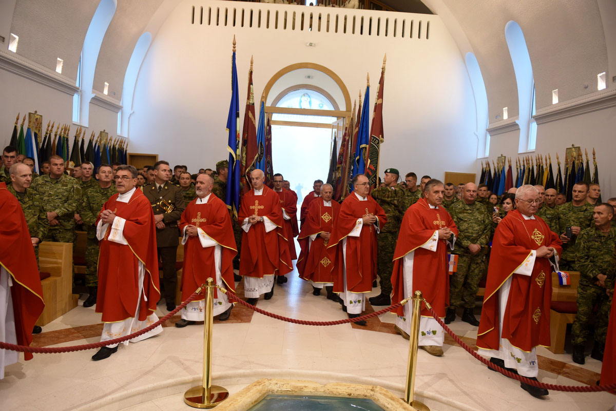 https://www.morh.hr/wp-content/gallery/u-udbini-odrzano-vojno-hodocasce-hrvatske-kopnene-vojske/udbina_11092017_07.jpg