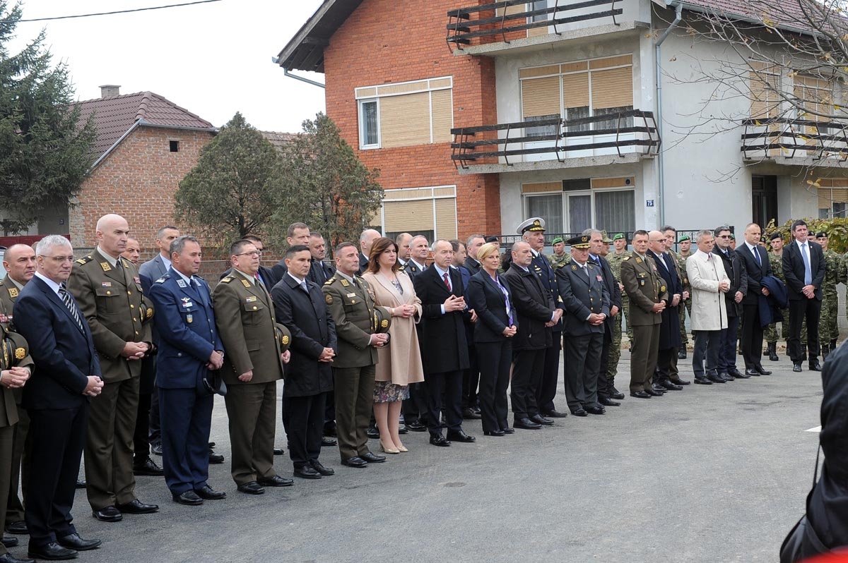 https://www.morh.hr/wp-content/gallery/u-vukovaru-otvorena-vojarna-204-brigade-hrvatske-vojske/povratak_vojske_u_vukovar_10112017_27.jpg