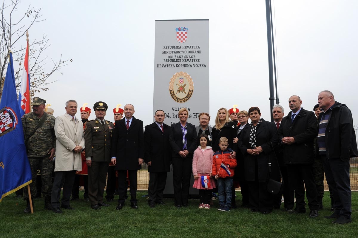 https://www.morh.hr/wp-content/gallery/u-vukovaru-otvorena-vojarna-204-brigade-hrvatske-vojske/povratak_vojske_u_vukovar_10112017_30.jpg