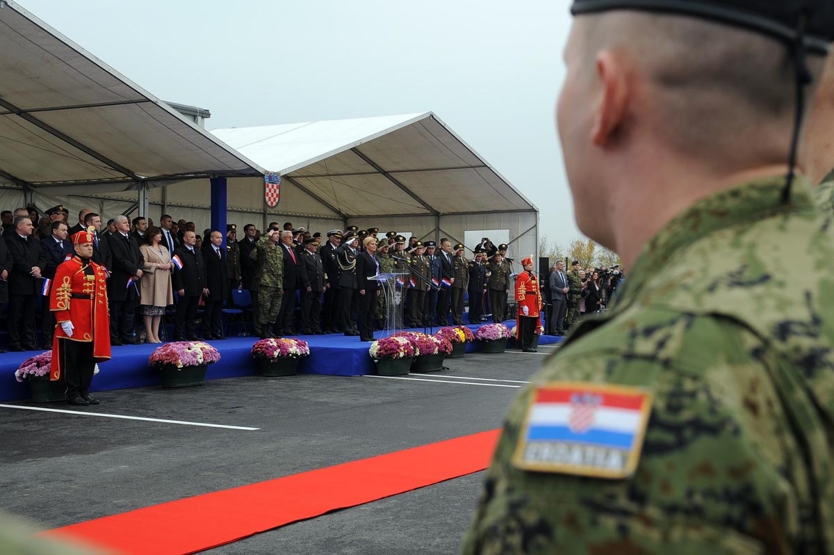 https://www.morh.hr/wp-content/gallery/u-vukovaru-otvorena-vojarna-204-brigade-hrvatske-vojske/povratak_vojske_u_vukovar_10112017_37.jpg