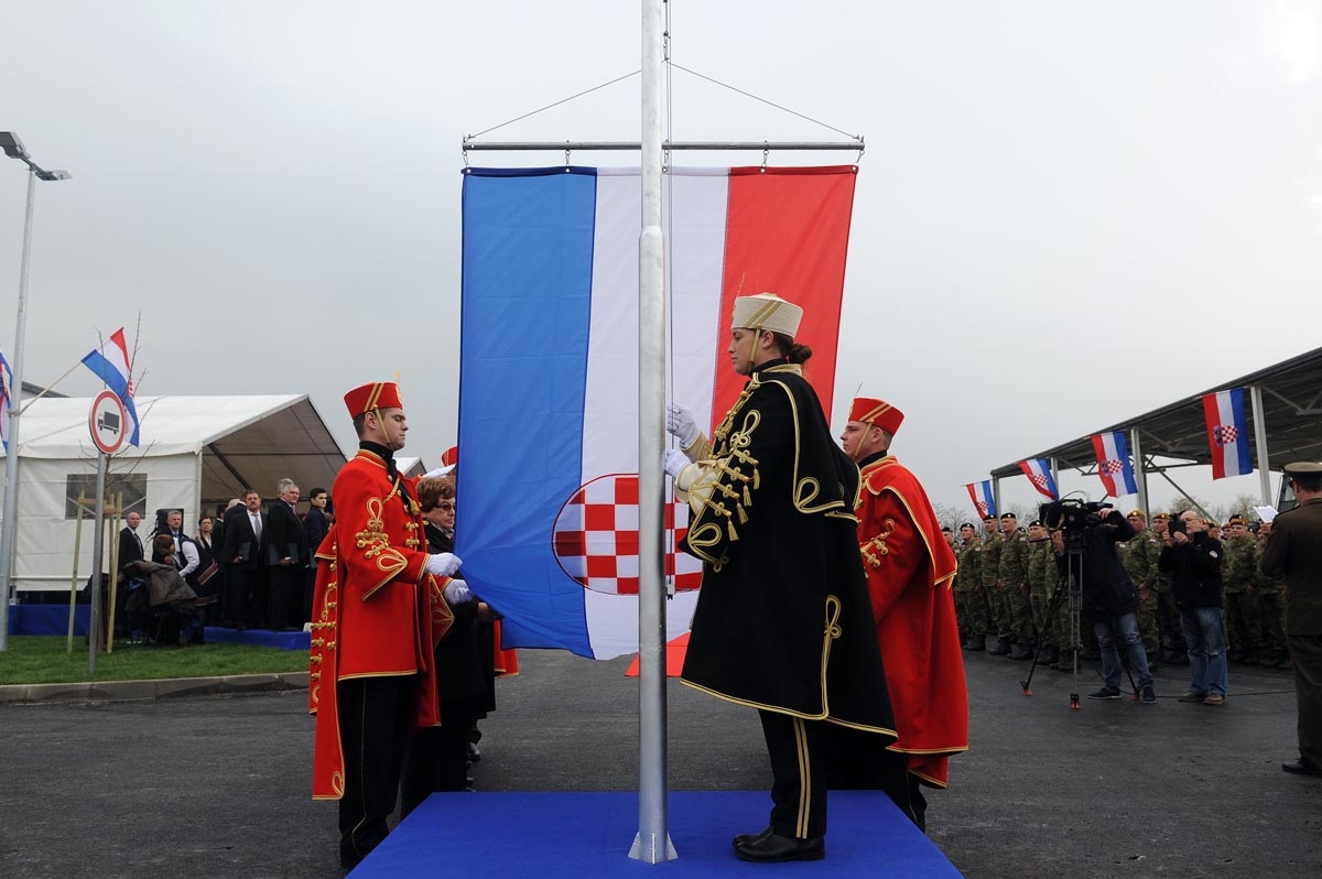 https://www.morh.hr/wp-content/gallery/u-vukovaru-otvorena-vojarna-204-brigade-hrvatske-vojske/povratak_vojske_u_vukovar_10112017_40.jpg