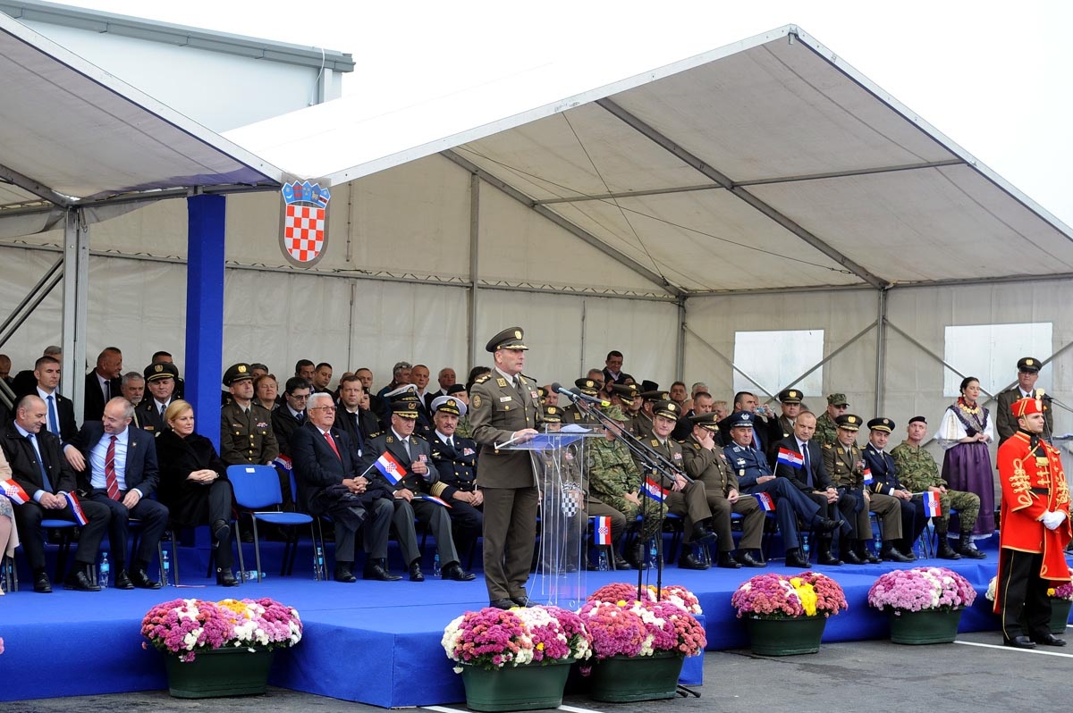 https://www.morh.hr/wp-content/gallery/u-vukovaru-otvorena-vojarna-204-brigade-hrvatske-vojske/povratak_vojske_u_vukovar_10112017_46.jpg