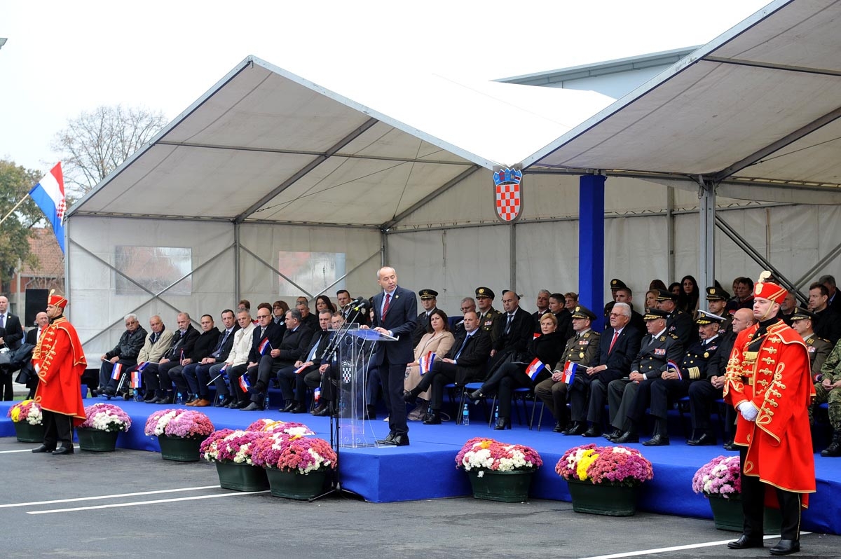 https://www.morh.hr/wp-content/gallery/u-vukovaru-otvorena-vojarna-204-brigade-hrvatske-vojske/povratak_vojske_u_vukovar_10112017_49.jpg