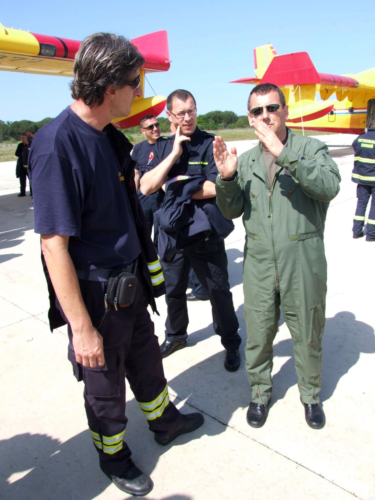 https://www.morh.hr/wp-content/gallery/u-zemuniku-obucavani-vatrogasci-za-navodenje-pp-zrakoplova/pp_sezona_25042014_03.jpg