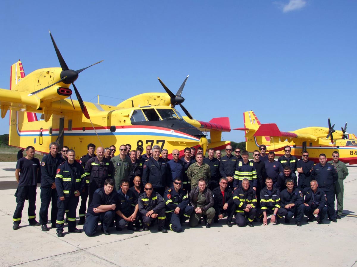 https://www.morh.hr/wp-content/gallery/u-zemuniku-obucavani-vatrogasci-za-navodenje-pp-zrakoplova/pp_sezona_25042014_05.jpg