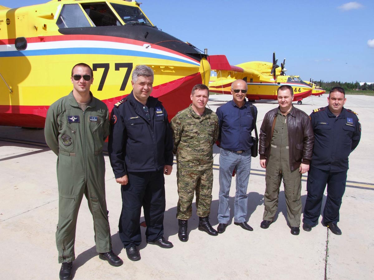 https://www.morh.hr/wp-content/gallery/u-zemuniku-obucavani-vatrogasci-za-navodenje-pp-zrakoplova/pp_sezona_25042014_06.jpg
