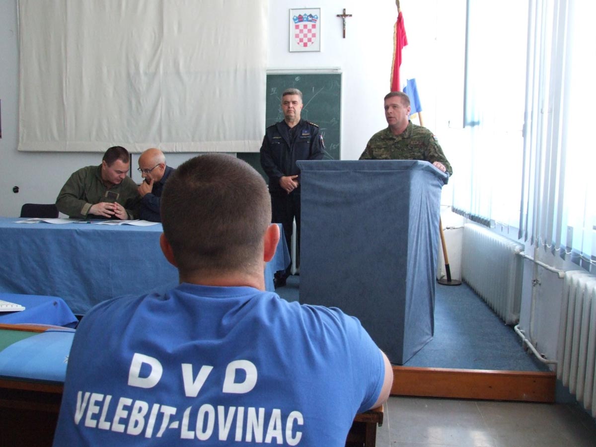 https://www.morh.hr/wp-content/gallery/u-zemuniku-obucavani-vatrogasci-za-navodenje-pp-zrakoplova/pp_sezona_25042014_08.jpg