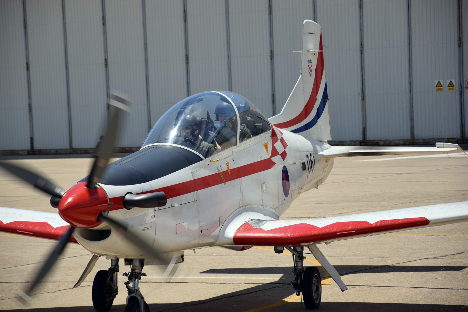 https://www.morh.hr/wp-content/gallery/u-zemuniku-stasao-novi-narastaj-hrvatskih-vojnih-pilota/hrvatski_vojni_pilot_14062018_05.jpg