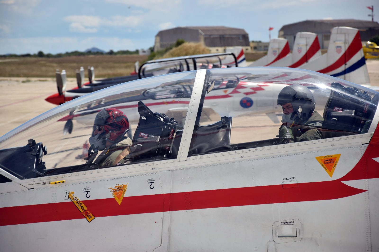 https://www.morh.hr/wp-content/gallery/u-zemuniku-stasao-novi-narastaj-hrvatskih-vojnih-pilota/hrvatski_vojni_pilot_14062018_06.jpg