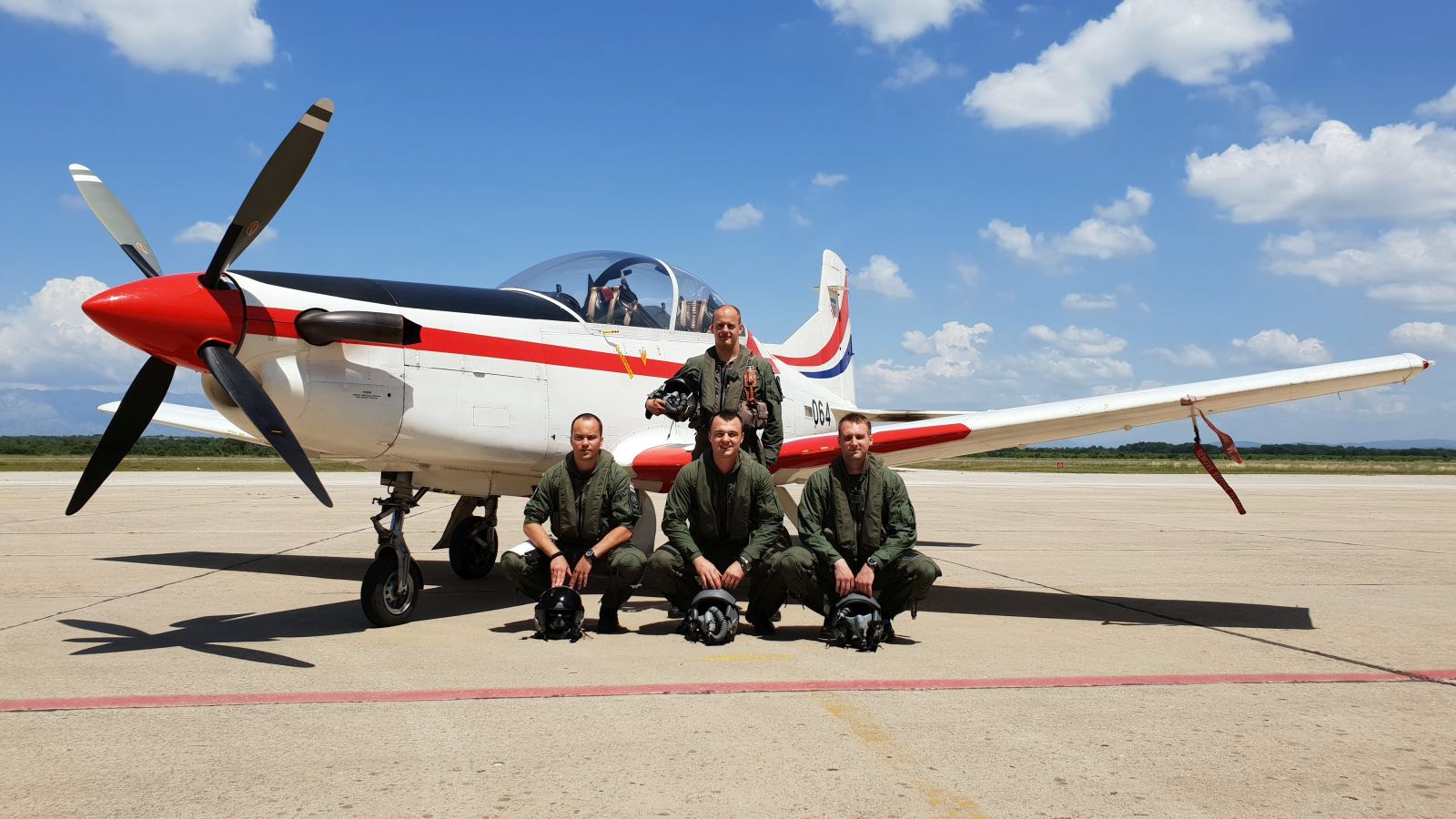 https://www.morh.hr/wp-content/gallery/u-zemuniku-stasao-novi-narastaj-hrvatskih-vojnih-pilota/hrvatski_vojni_pilot_24052018_02.jpg