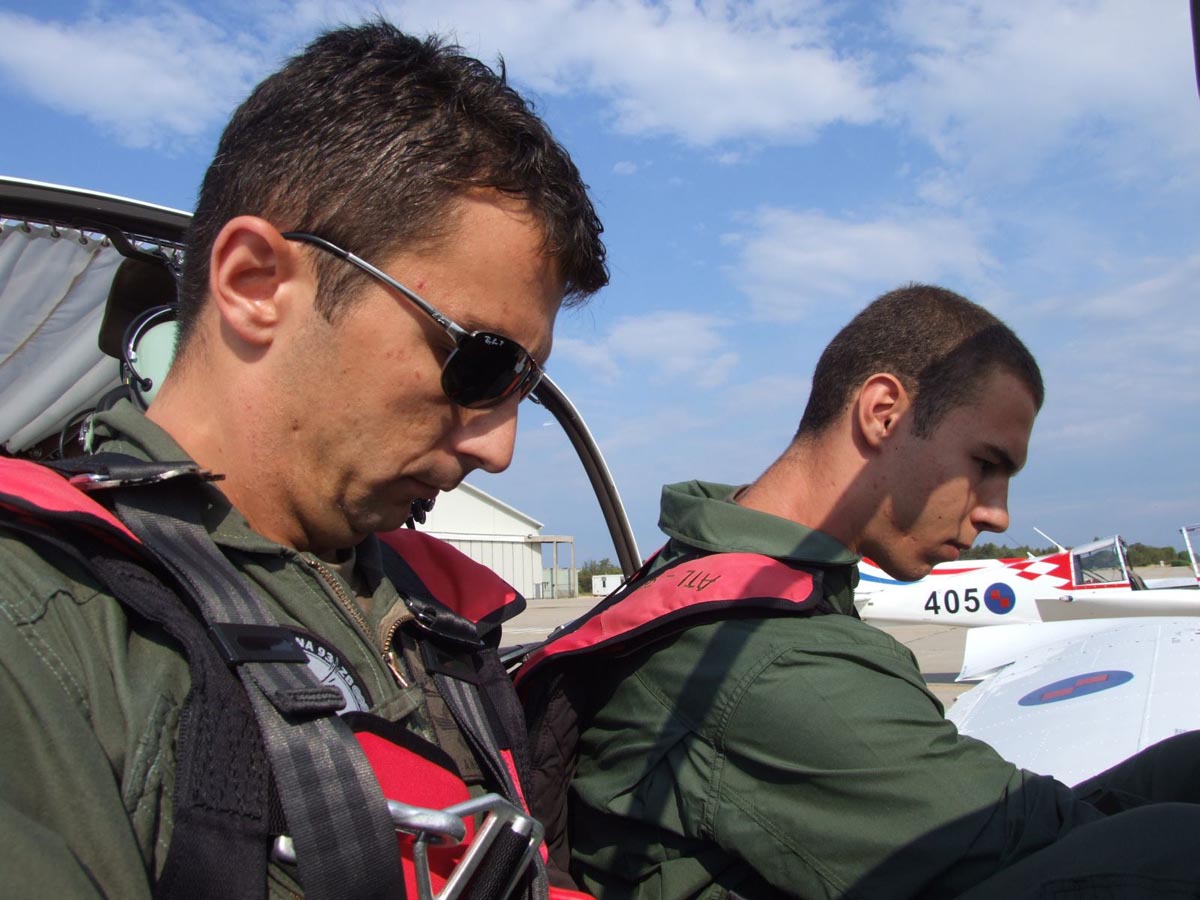 https://www.morh.hr/wp-content/gallery/u-zemuniku-zapoelo-selekcijsko-letenje-kandidata-za-vojne-pilote/zemunik_23072012_3.jpg
