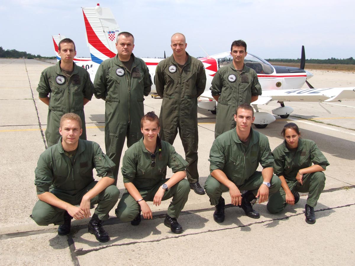https://www.morh.hr/wp-content/gallery/u-zemuniku-zapoelo-selekcijsko-letenje-kandidata-za-vojne-pilote/zemunik_23072012_6.jpg