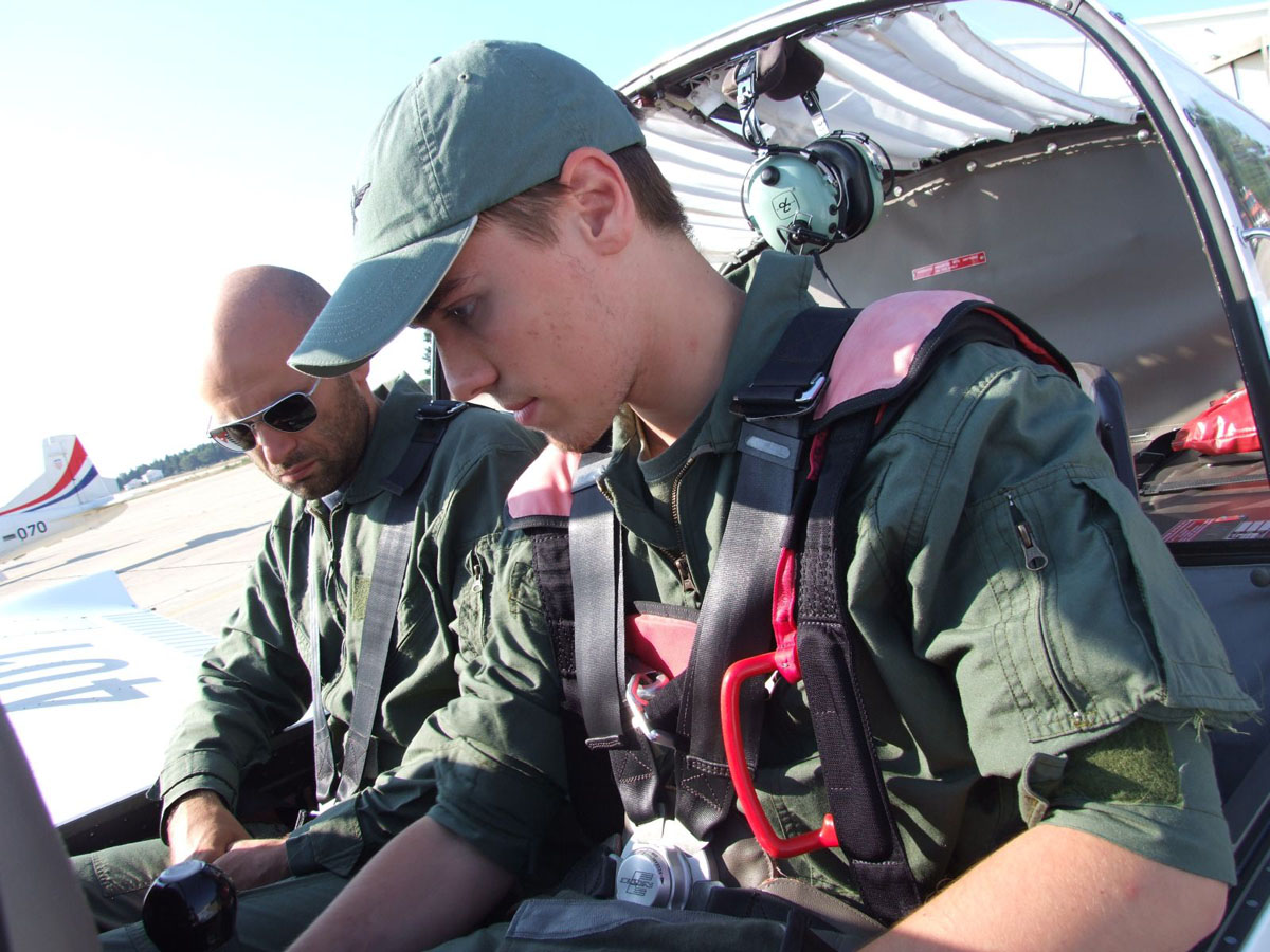 https://www.morh.hr/wp-content/gallery/u-zemuniku-zavrsilo-selekcijsko-letenje-za-vojne-pilote/selekcija_piloti_27072016_01.jpg