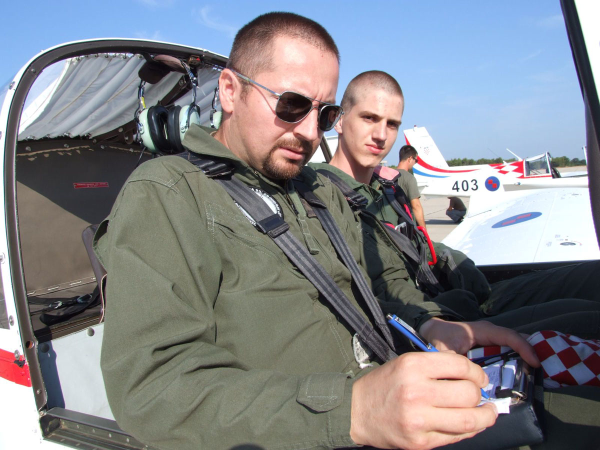 https://www.morh.hr/wp-content/gallery/u-zemuniku-zavrsilo-selekcijsko-letenje-za-vojne-pilote/selekcija_piloti_27072016_02.jpg