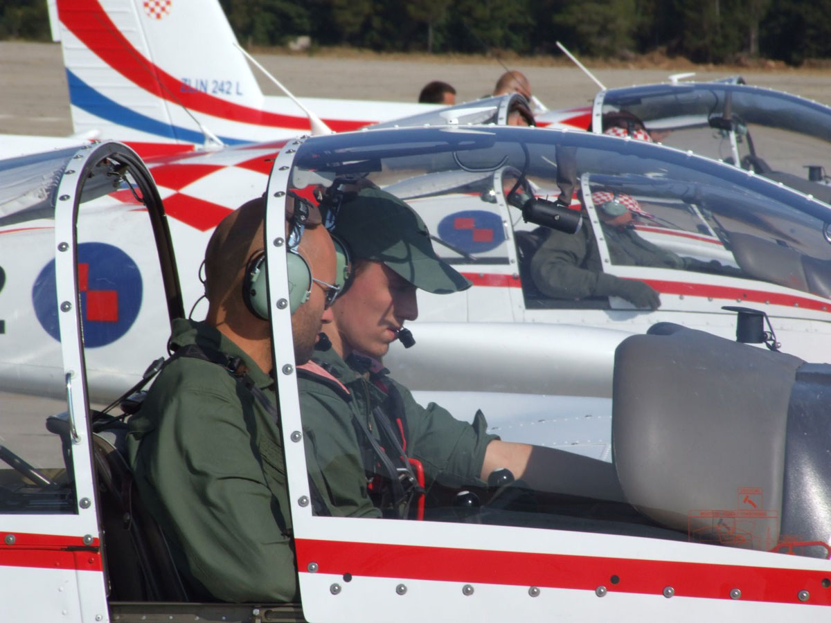 https://www.morh.hr/wp-content/gallery/u-zemuniku-zavrsilo-selekcijsko-letenje-za-vojne-pilote/selekcija_piloti_27072016_04.jpg