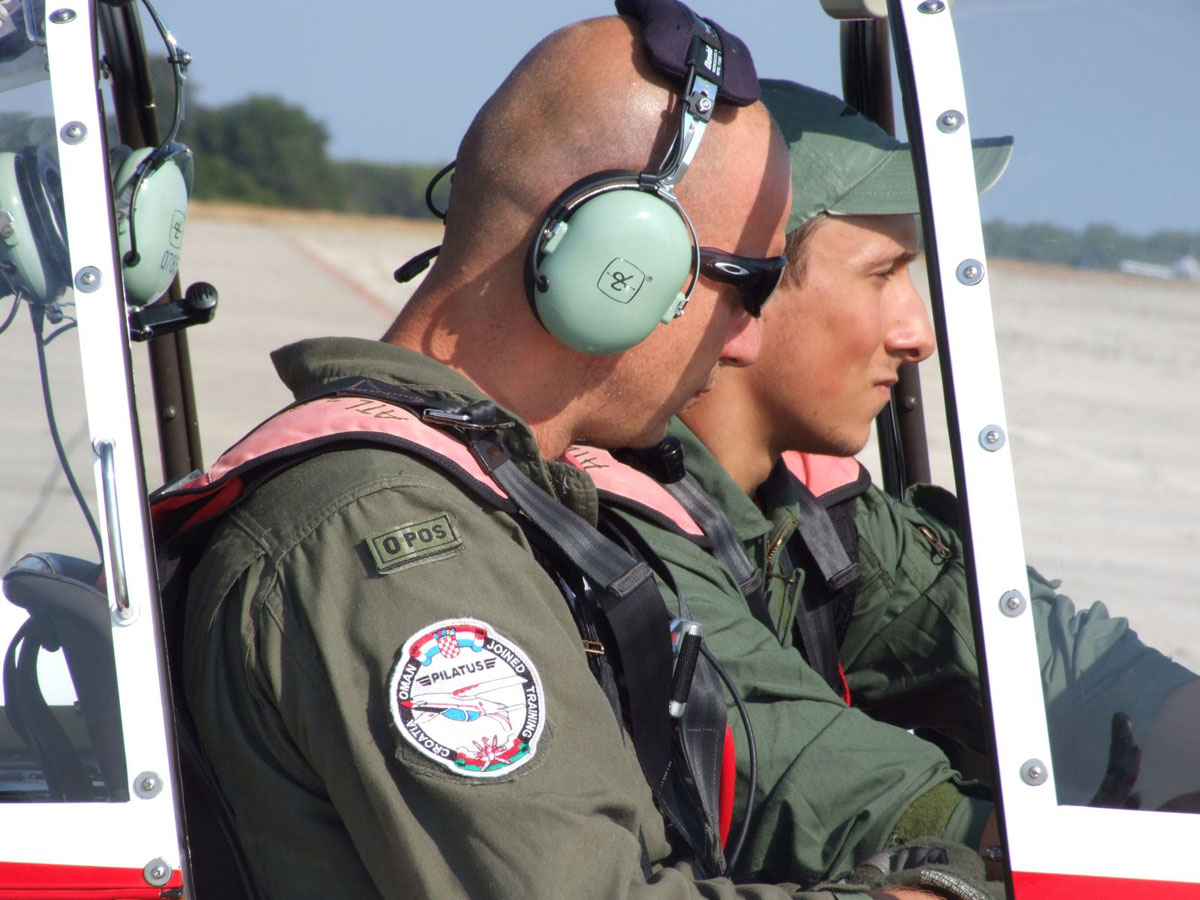 https://www.morh.hr/wp-content/gallery/u-zemuniku-zavrsilo-selekcijsko-letenje-za-vojne-pilote/selekcija_piloti_27072016_08.jpg