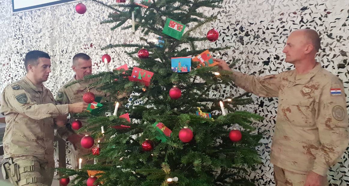 https://www.morh.hr/wp-content/gallery/ucenici-iz-pozege-cestitali-bozic-vojnicima-u-afganistanu/cestitka_afganistan_27122018_01.jpg