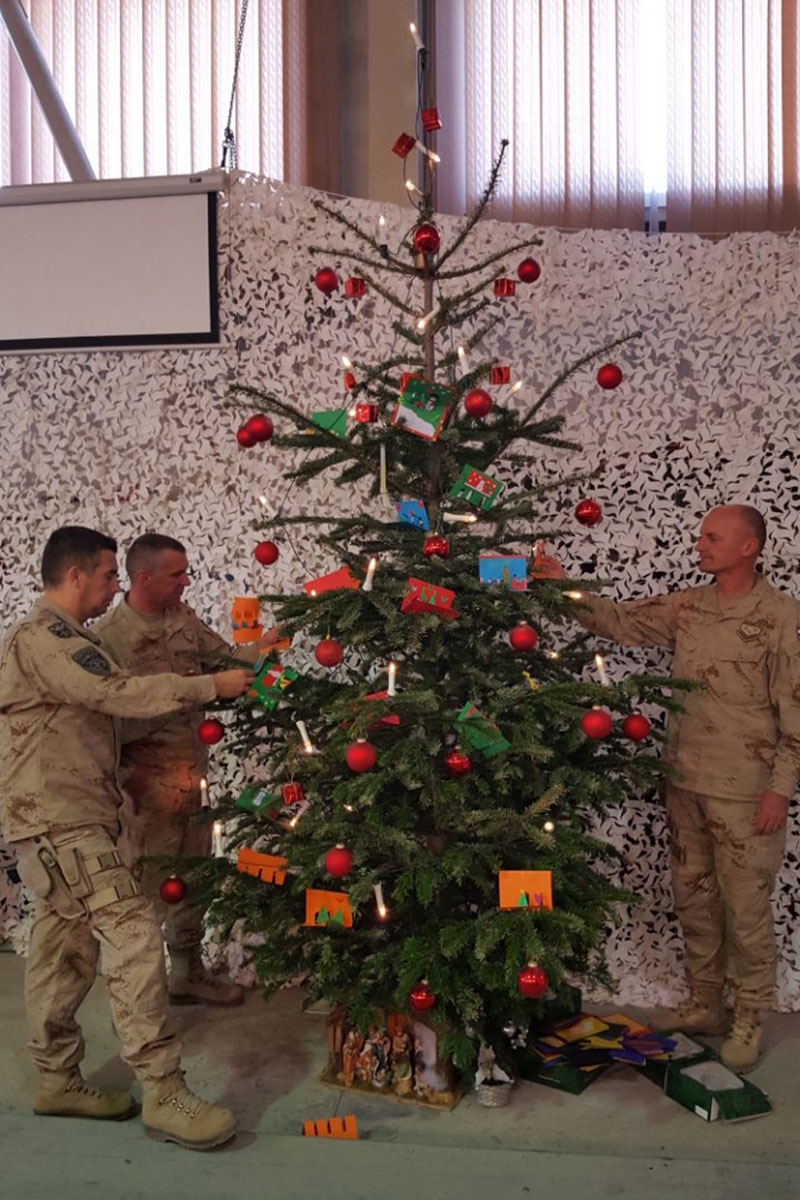 https://www.morh.hr/wp-content/gallery/ucenici-iz-pozege-cestitali-bozic-vojnicima-u-afganistanu/cestitka_afganistan_27122018_04.jpg