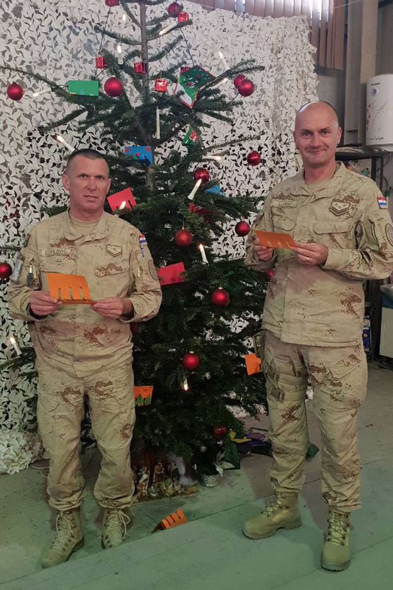 https://www.morh.hr/wp-content/gallery/ucenici-iz-pozege-cestitali-bozic-vojnicima-u-afganistanu/cestitka_afganistan_27122018_05.jpg