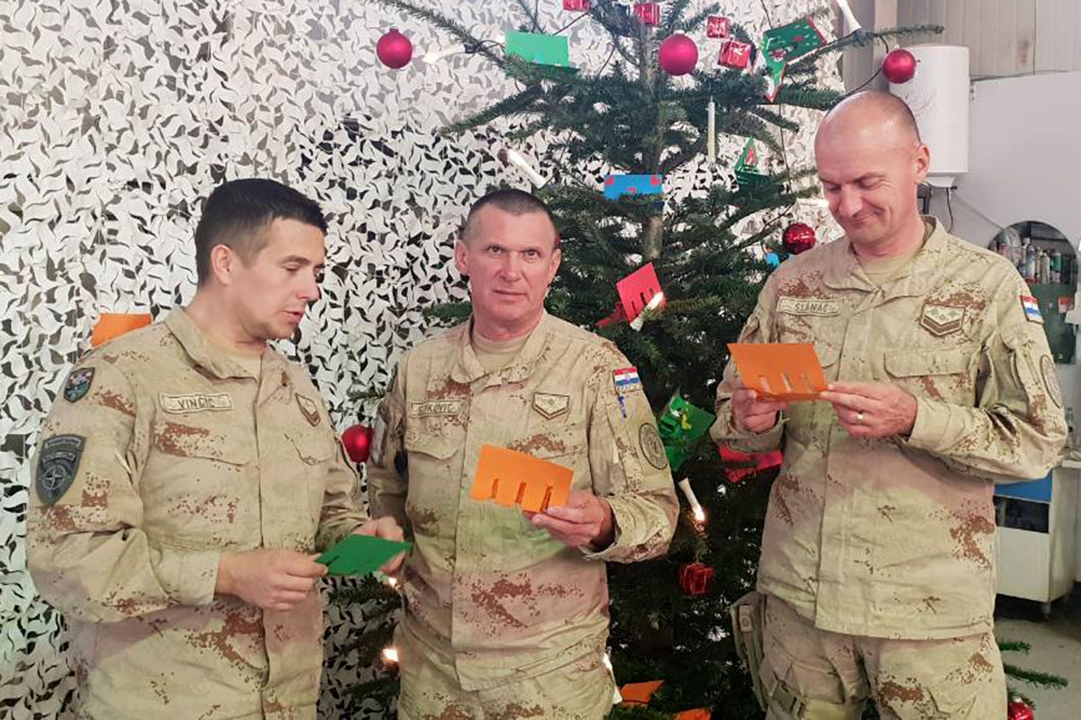 https://www.morh.hr/wp-content/gallery/ucenici-iz-pozege-cestitali-bozic-vojnicima-u-afganistanu/cestitka_afganistan_27122018_06.jpg