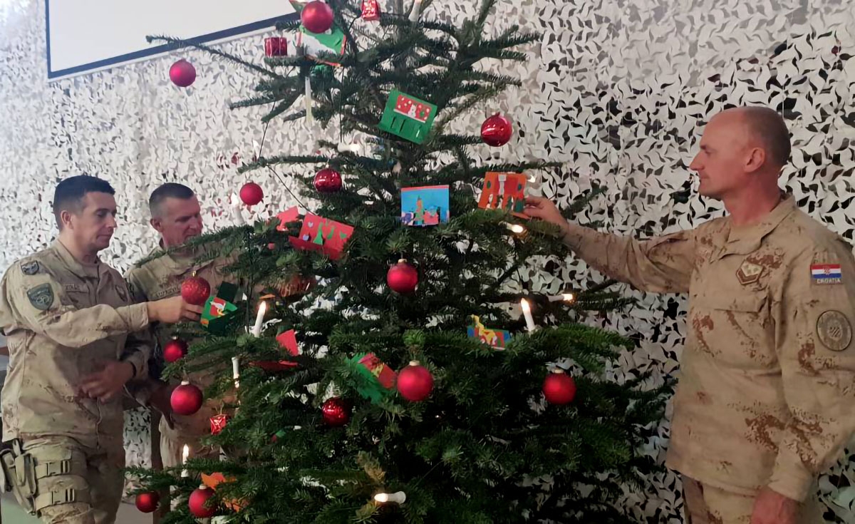 https://www.morh.hr/wp-content/gallery/ucenici-iz-pozege-cestitali-bozic-vojnicima-u-afganistanu/cestitka_afganistan_27122018_07.jpg