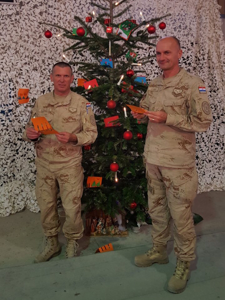 https://www.morh.hr/wp-content/gallery/ucenici-iz-pozege-cestitali-bozic-vojnicima-u-afganistanu/cestitka_afganistan_27122018_09.jpg