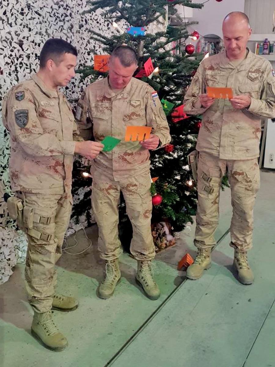 https://www.morh.hr/wp-content/gallery/ucenici-iz-pozege-cestitali-bozic-vojnicima-u-afganistanu/cestitka_afganistan_27122018_10.jpg