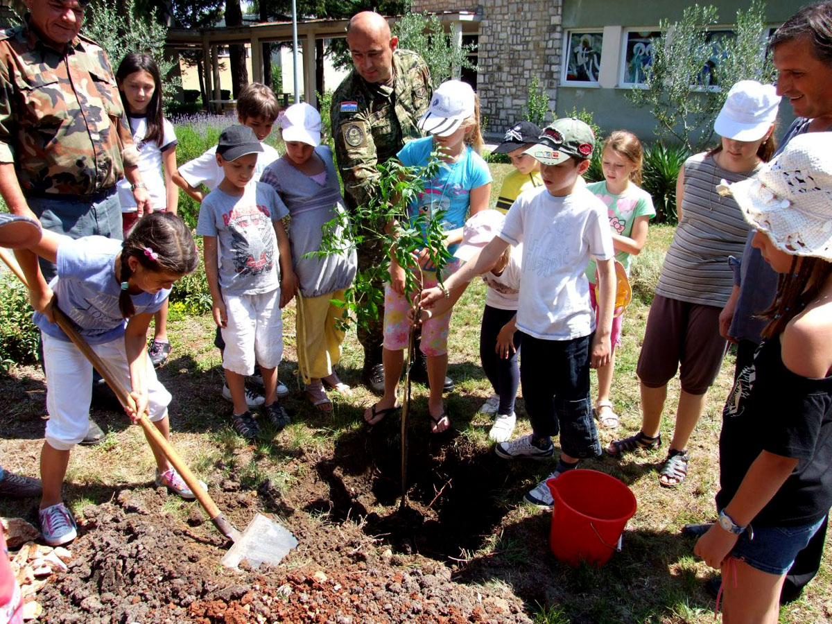 https://www.morh.hr/wp-content/gallery/uenici-iz-katel-lukia-posjetili-vojarnu-zemunik-16062011/zemunik_16062011_3.jpg