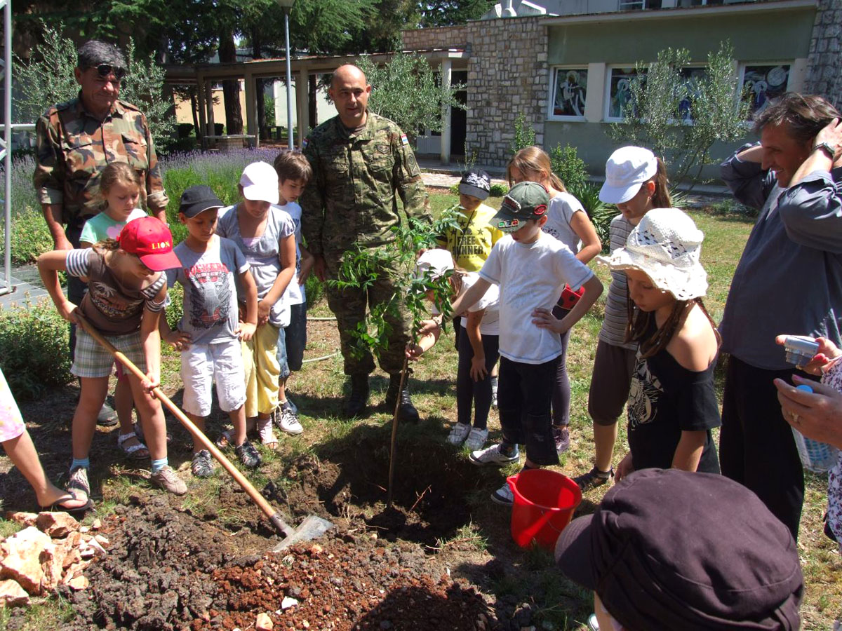 https://www.morh.hr/wp-content/gallery/uenici-iz-katel-lukia-posjetili-vojarnu-zemunik-16062011/zemunik_16062011_4.jpg