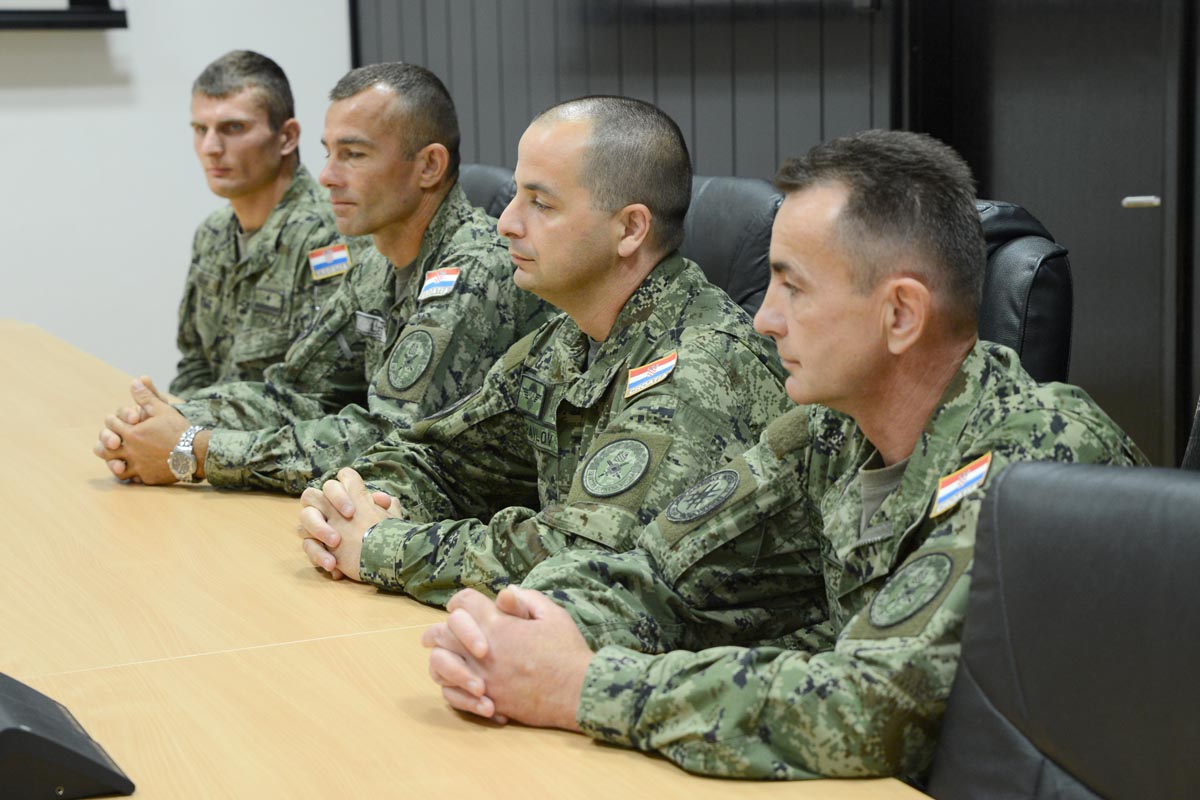 https://www.morh.hr/wp-content/gallery/urucena-priznanja-najboljem-vojniku-i-docasniku-za-svibanj/vojnk_mjeseca_17062015_02.JPG