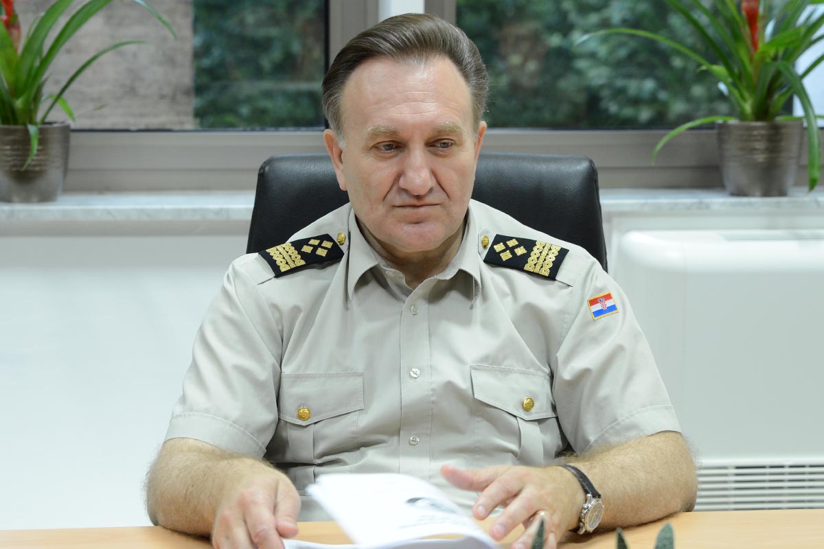 https://www.morh.hr/wp-content/gallery/urucena-priznanja-najboljem-vojniku-i-docasniku-za-svibanj/vojnk_mjeseca_17062015_03.JPG
