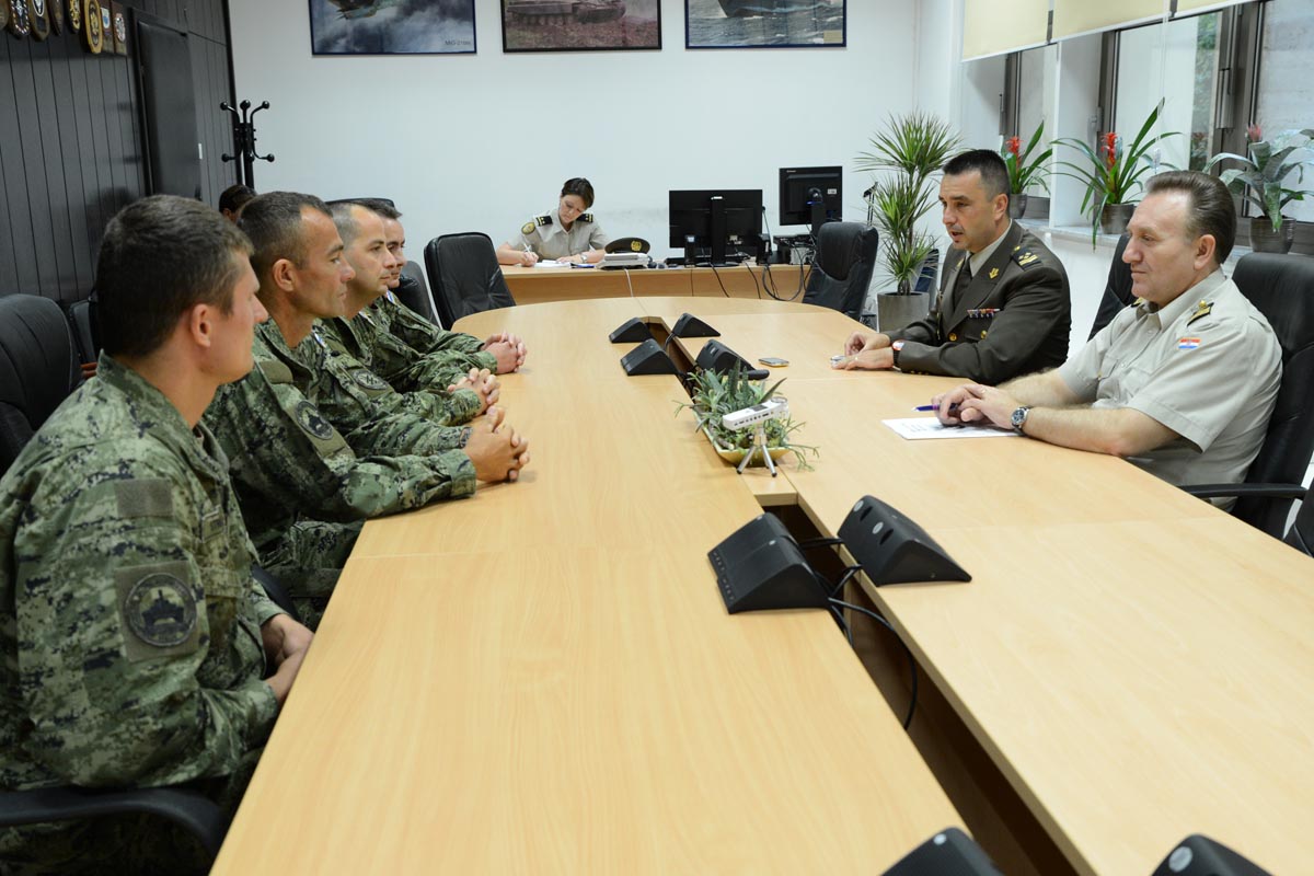 https://www.morh.hr/wp-content/gallery/urucena-priznanja-najboljem-vojniku-i-docasniku-za-svibanj/vojnk_mjeseca_17062015_04.JPG