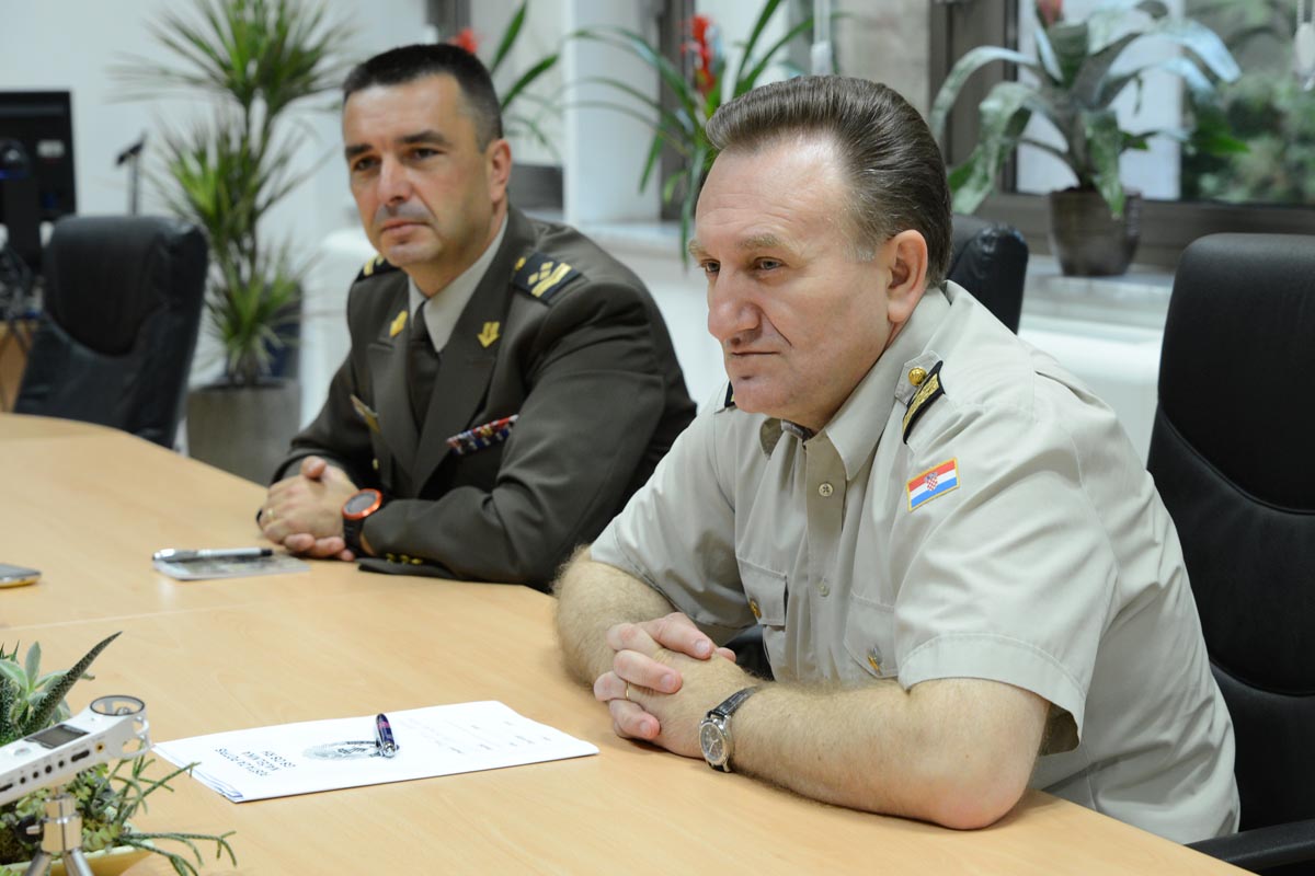 https://www.morh.hr/wp-content/gallery/urucena-priznanja-najboljem-vojniku-i-docasniku-za-svibanj/vojnk_mjeseca_17062015_05.JPG