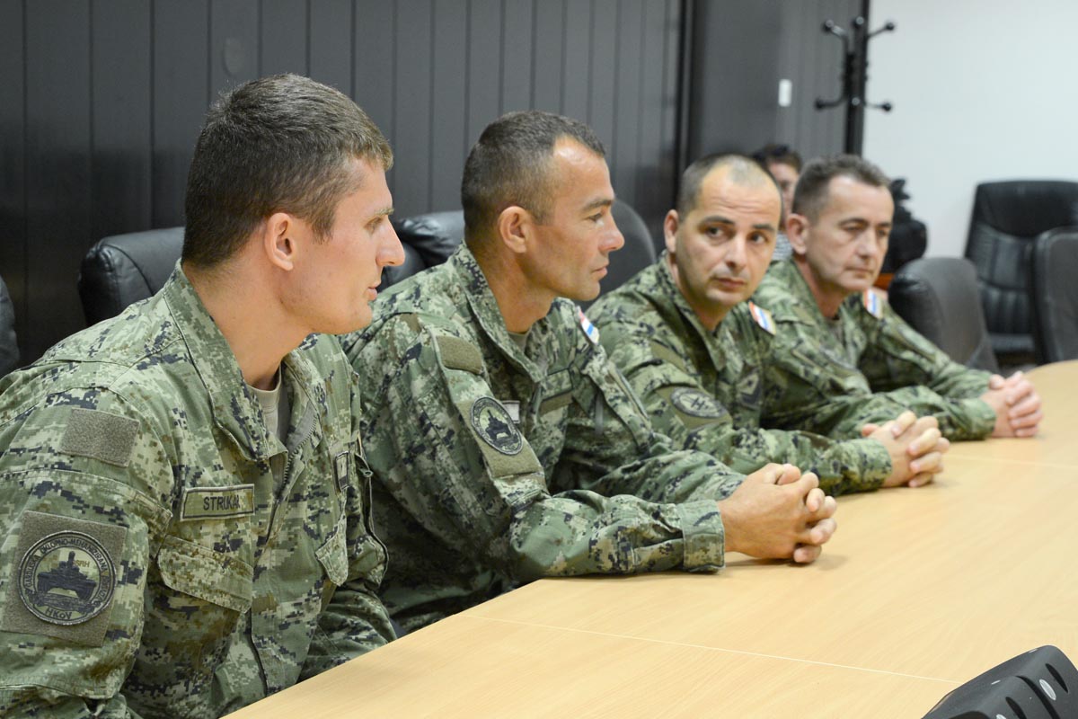https://www.morh.hr/wp-content/gallery/urucena-priznanja-najboljem-vojniku-i-docasniku-za-svibanj/vojnk_mjeseca_17062015_06.JPG