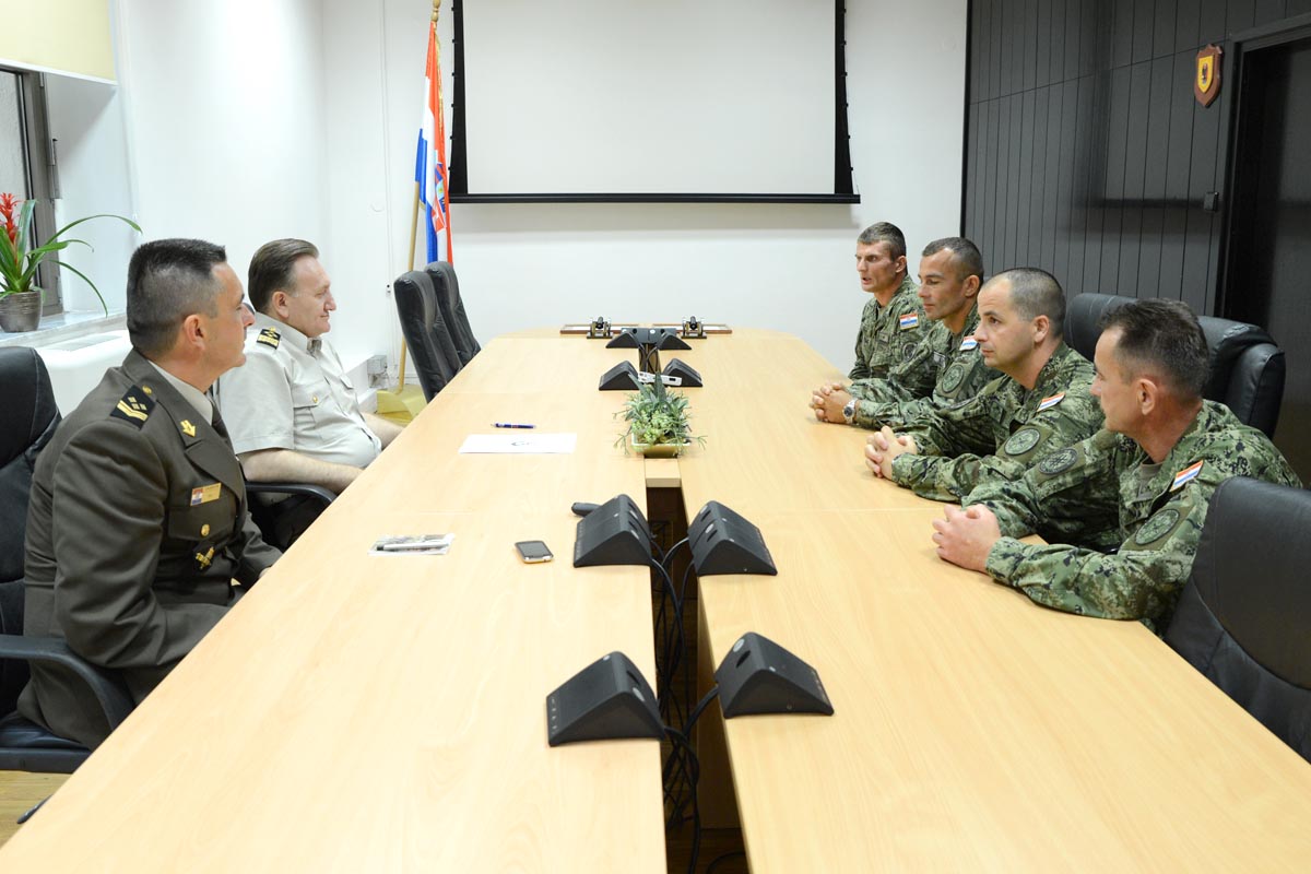 https://www.morh.hr/wp-content/gallery/urucena-priznanja-najboljem-vojniku-i-docasniku-za-svibanj/vojnk_mjeseca_17062015_07.JPG