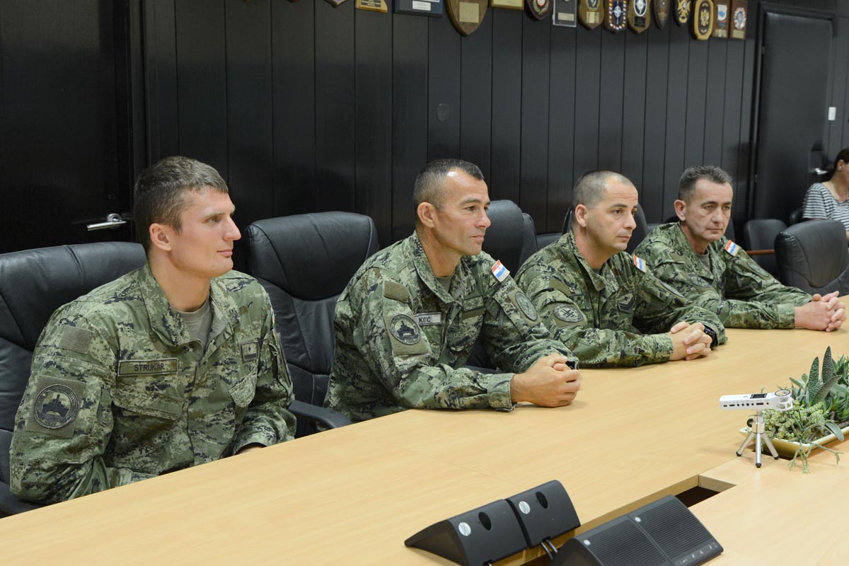 https://www.morh.hr/wp-content/gallery/urucena-priznanja-najboljem-vojniku-i-docasniku-za-svibanj/vojnk_mjeseca_17062015_08.JPG