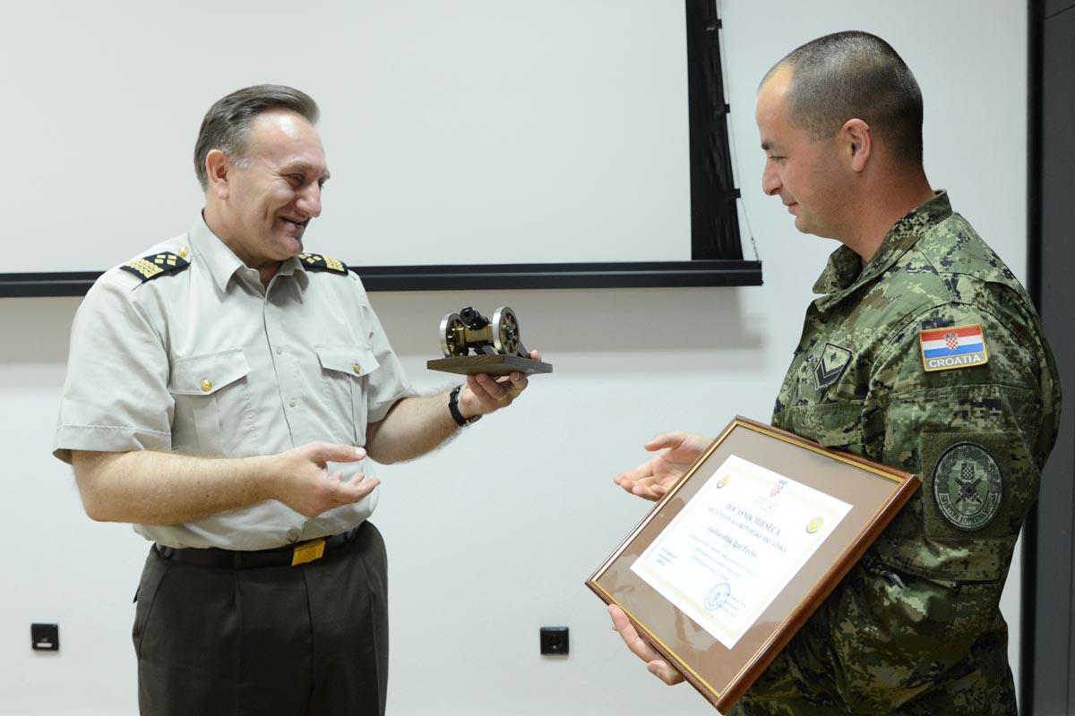 https://www.morh.hr/wp-content/gallery/urucena-priznanja-najboljem-vojniku-i-docasniku-za-svibanj/vojnk_mjeseca_17062015_09.JPG
