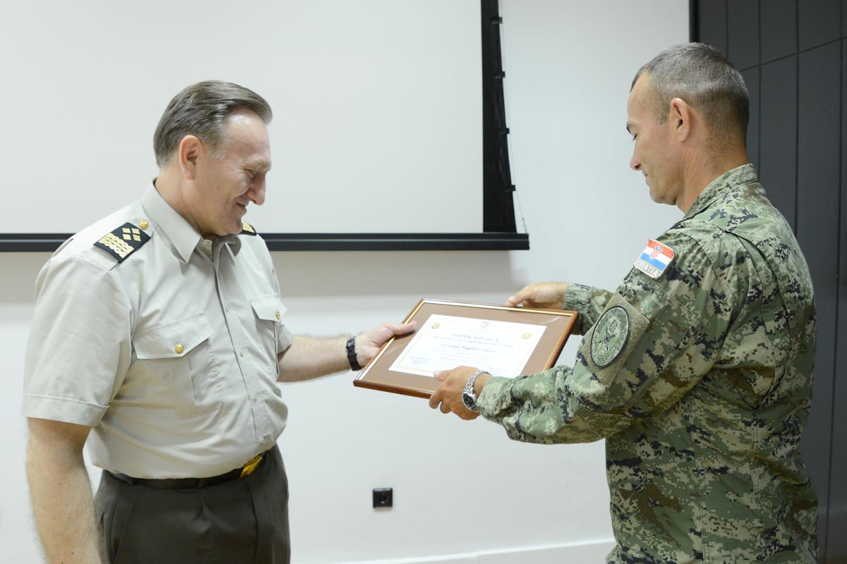 https://www.morh.hr/wp-content/gallery/urucena-priznanja-najboljem-vojniku-i-docasniku-za-svibanj/vojnk_mjeseca_17062015_10.JPG